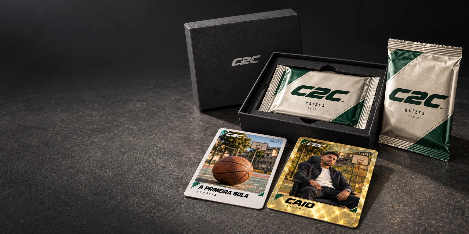 Conjunto físico C2C Raízes: caixa rígida preta com berço, packs metalizados e dois cards fotográficos